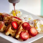 Waffle de pandebono con fruta